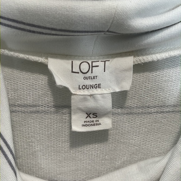 LOFT OUTLET LOUNGE XS Short Sleeve White and Gray striped Shirt. - Picture 2 of 16